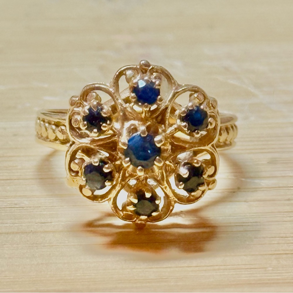 Gorgeous vintage 10k gold & sapphire ring